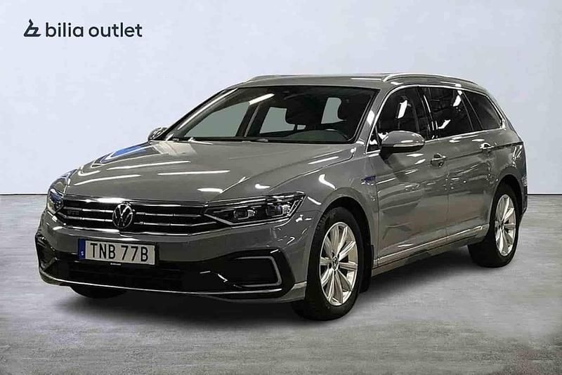 Grå Begagnad 2023 VW Passat GTE Kombi | 277 900 kr - Bild 1/1