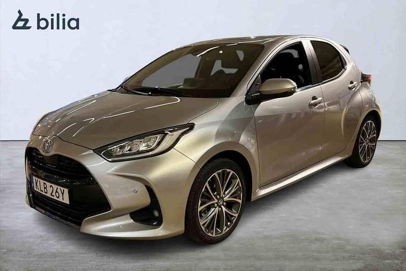 Silver Begagnad 2024 Toyota Yaris Hybrid Halvkombi | 274 900 kr - Bild 1/1