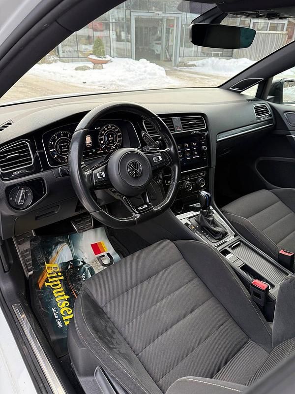 Begagnad VW Golf VII Design 310 HK (228 kW) 2017 Vit Halvkombi