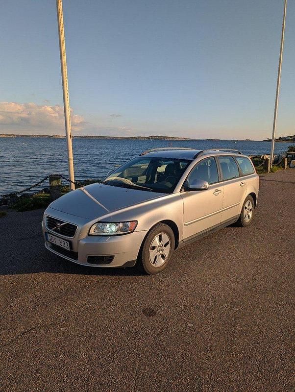 Grå Begagnad 2010 Volvo V50 Kombi | 24 900 kr - Bild 1/4