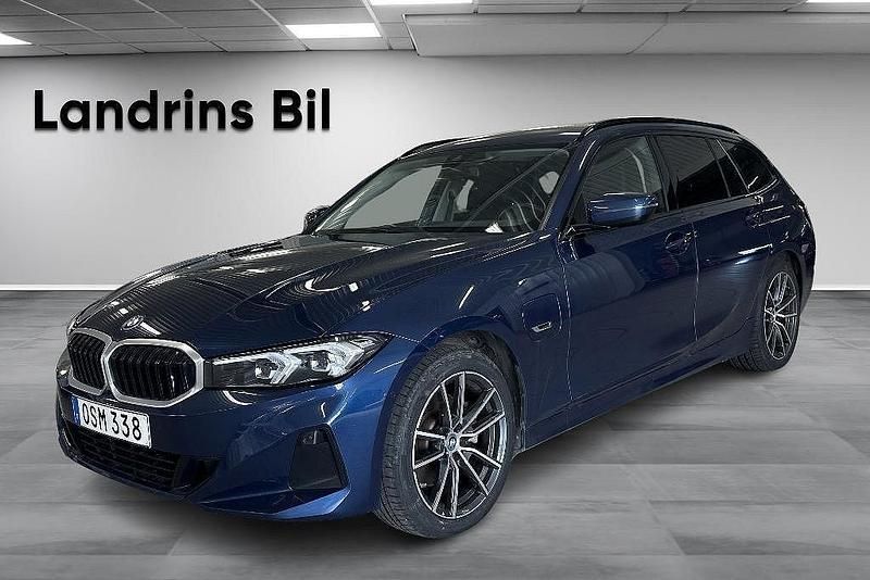 Blå Begagnad 2022 BMW 330e M Sport Kombi | 359 900 kr (Lite dyr) - Bild 1/4