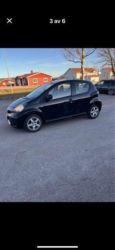 Svart Begagnad 2010 Toyota Aygo Halvkombi | 28 000 kr (Marknadspris) - Bild 1/4