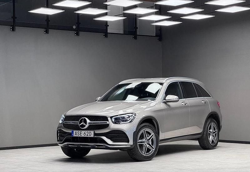 Silver Begagnad 2021 Mercedes GLC300e AMG line SUV | 349 900 kr (Marknadspris) - Bild 1/3