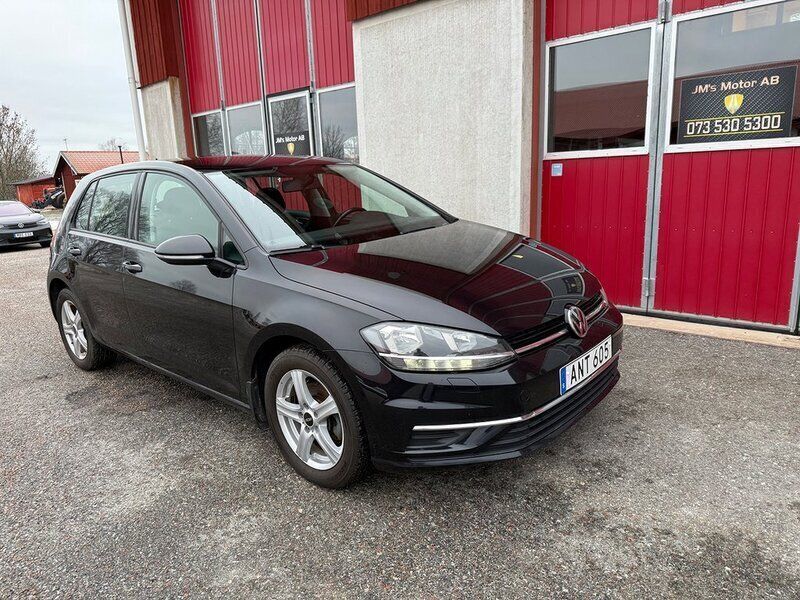 Svart Begagnad 2018 VW Golf VII Halvkombi | 139 900 kr (Lite dyr) - Bild 1/4