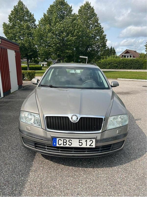 Brun Begagnad 2007 Skoda Octavia Kombi | 24 000 kr (Marknadspris) - Bild 1/4
