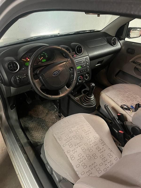 Begagnad Ford Fiesta 70 HK (51 kW) 2003 Halvkombi