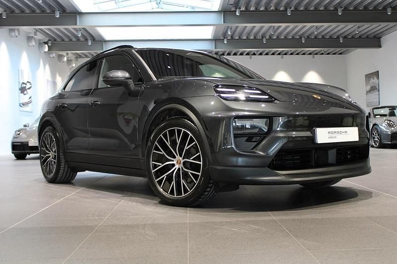 Grå Ny 2025 Porsche Macan 4 Electric SUV | 935 000 kr - Bild 1/4