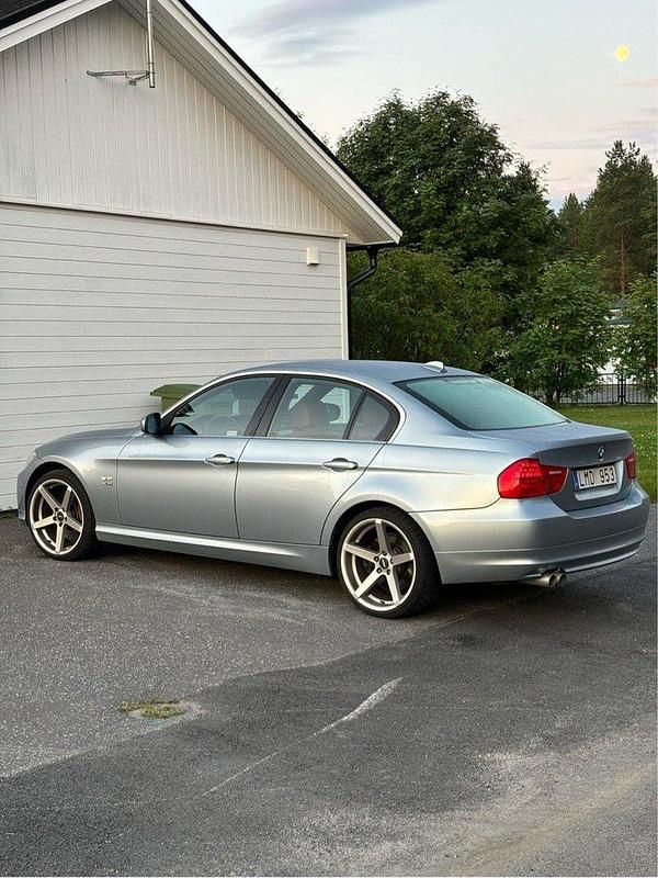 Blå Begagnad 2009 BMW 330 Comfort Edition Sedan | 110 000 kr (Marknadspris) - Bild 1/4