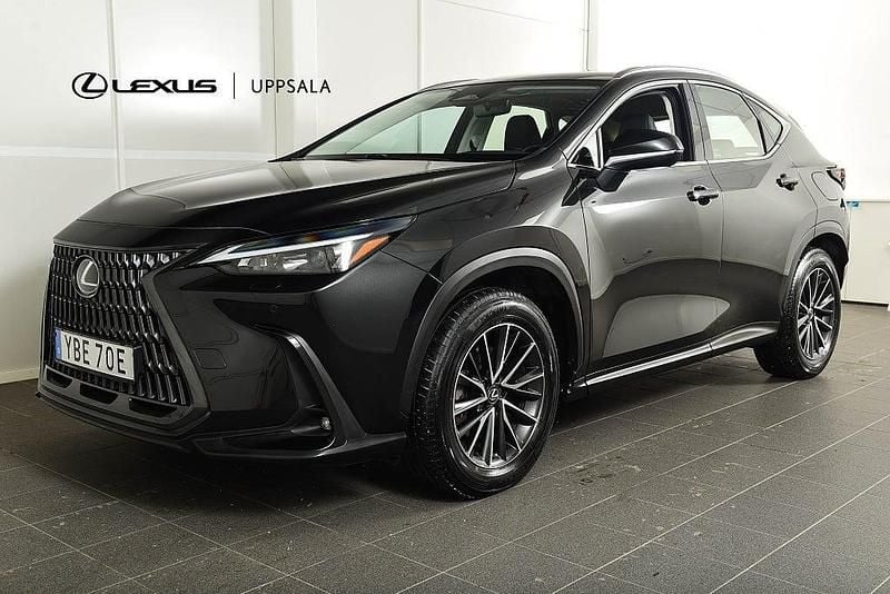 Svart Begagnad 2023 Lexus NX350h Business Edition SUV | 489 900 kr (Marknadspris) - Bild 1/4