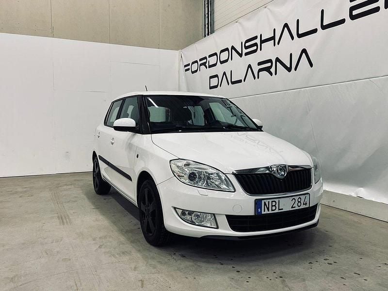 Vit Begagnad 2012 Skoda Fabia Ambiente Halvkombi | 99 900 kr (Dyr) - Bild 1/4