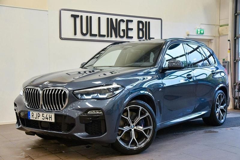 Grå Begagnad 2019 BMW X5 M Sport SUV | 539 900 kr (Marknadspris) - Bild 1/4