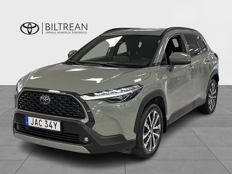 Grön Begagnad 2022 Toyota Corolla Cross Plus SUV | 359 000 kr (Marknadspris) - Bild 1/3