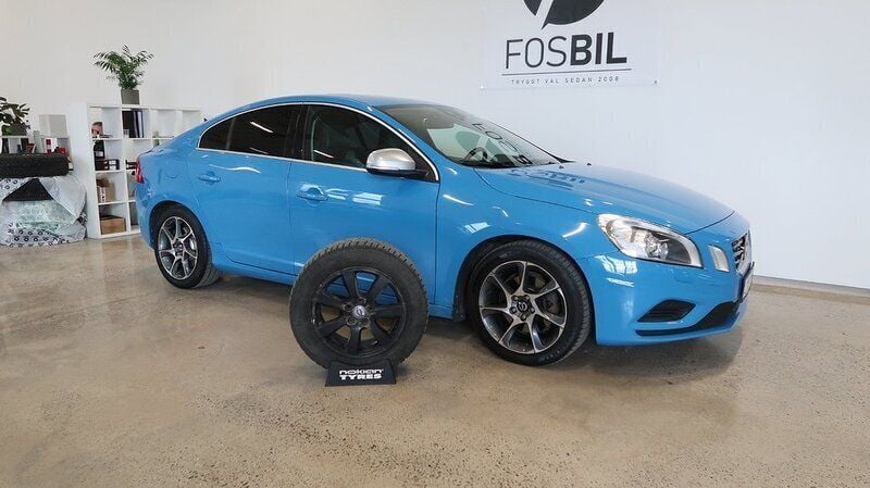 Blå Begagnad 2013 Volvo S60 R-Design Sedan | 79 900 kr (Marknadspris) - Bild 1/4