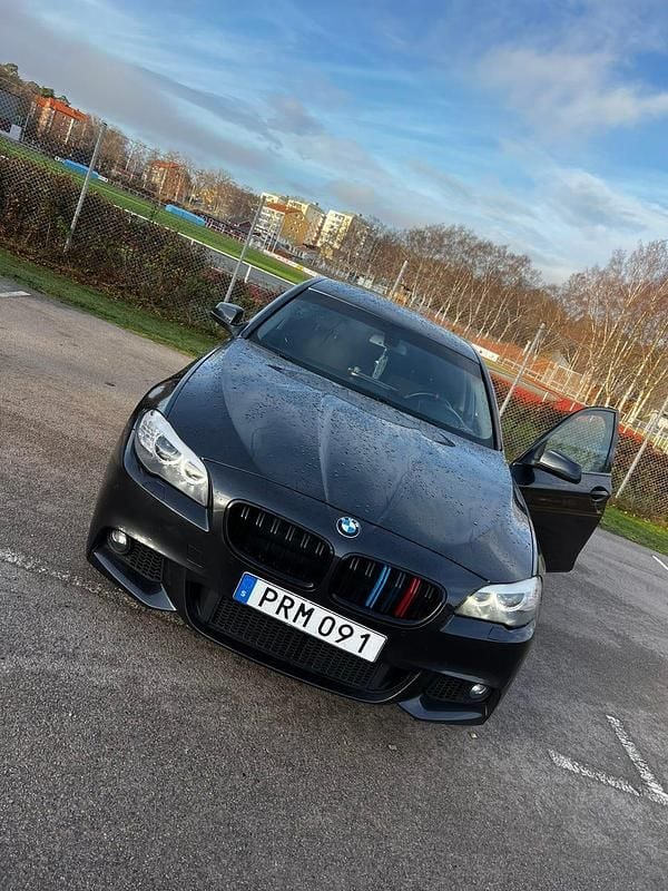 Mörk grå Begagnad 2012 BMW 520 Sedan | 114 000 kr (Bra pris) - Bild 1/4