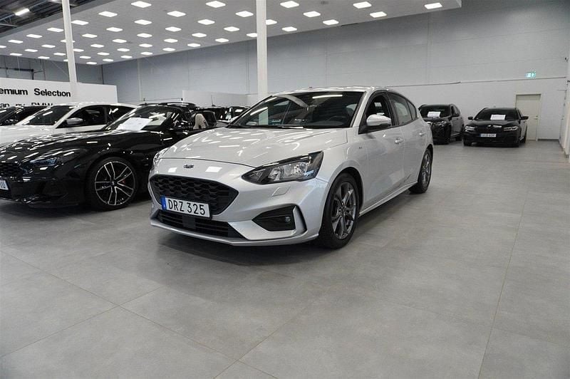 Grå Begagnad 2018 Ford Focus ST-Line Halvkombi | 149 900 kr (Marknadspris) - Bild 1/4