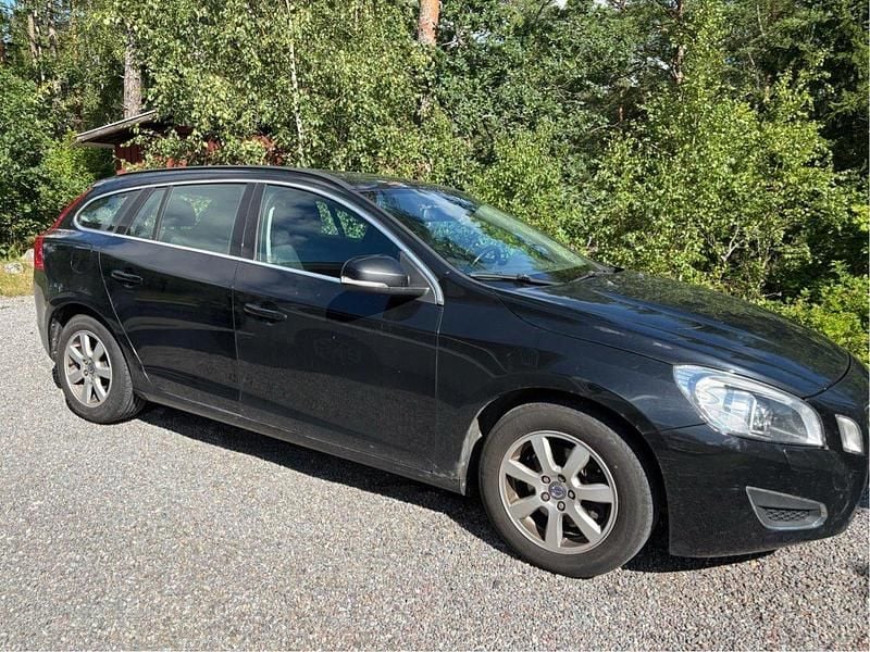 Svart Begagnad 2011 Volvo V60 Momentum Kombi | 40 000 kr (Superpris) - Bild 1/1