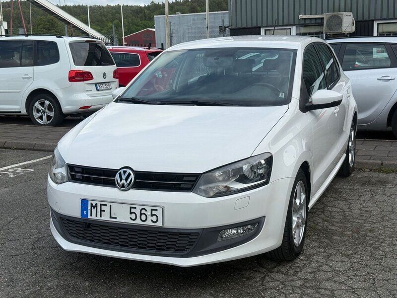 Vit Begagnad 2012 VW Polo Halvkombi | 62 990 kr (Marknadspris) - Bild 1/4