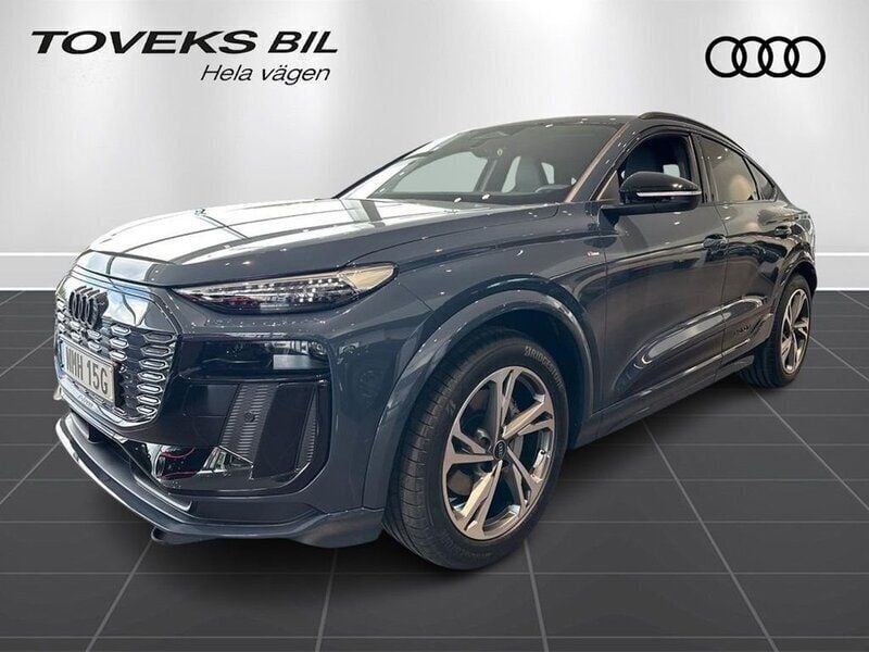 Blå (plasmablå metallic) Ny 2025 Audi Q6 Sportback e-tron Design SUV | 1 026 600 kr - Bild 1/4