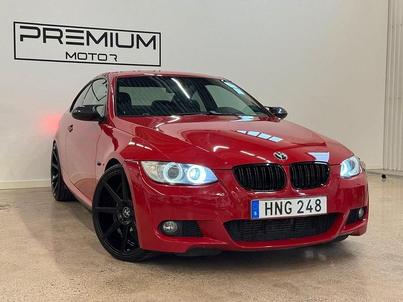 Röd Begagnad 2008 BMW 335 Comfort Edition Sportkupé | 219 900 kr (Dyr) - Bild 1/4