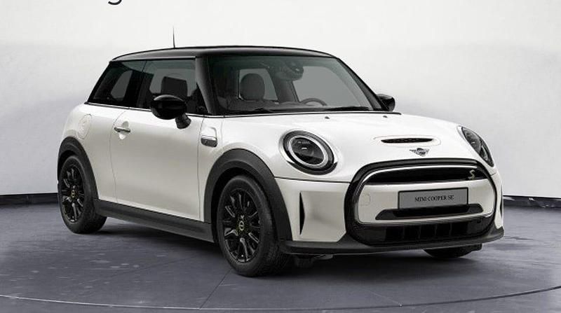 Begagnad Mini Cooper Essential 135 kW (184 HK) 2023 Nanuq white Halvkombi