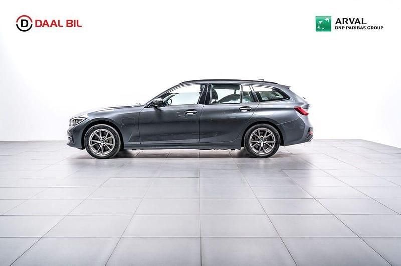 Grå Begagnad 2021 BMW 330 Sport Line Kombi | 329 900 kr (Bra pris) - Bild 1/4