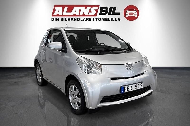 Silver Begagnad 2009 Toyota iQ Halvkombi | 39 000 kr (Marknadspris) - Bild 1/4