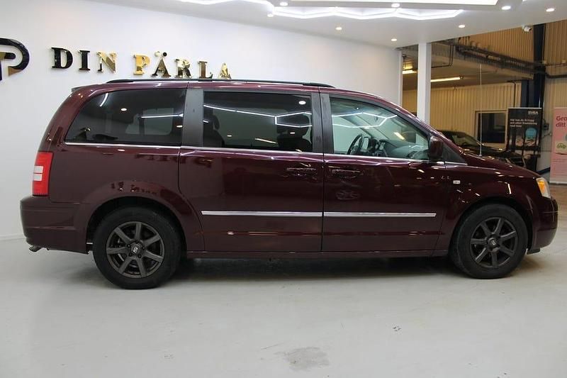 Begagnad Chrysler Town & Country 200 HK (147 kW) 2009 Röd Minibuss