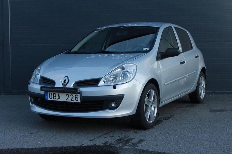 Ljusgrå Begagnad 2007 Renault Clio II Halvkombi | 23 500 kr (Marknadspris) - Bild 1/4