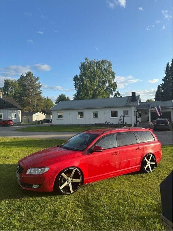Röd Begagnad 2013 Volvo V70 R-Design Kombi | 70 000 kr (Marknadspris) - Bild 1/4