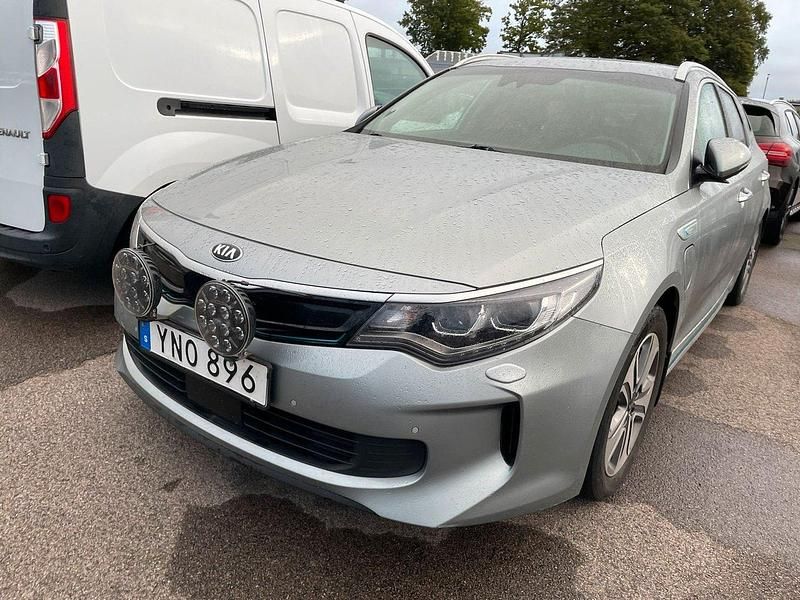 Grå (silver metallic) Begagnad 2018 Kia Optima Hybrid 2 Sedan | 199 000 kr (Marknadspris) - Bild 1/2