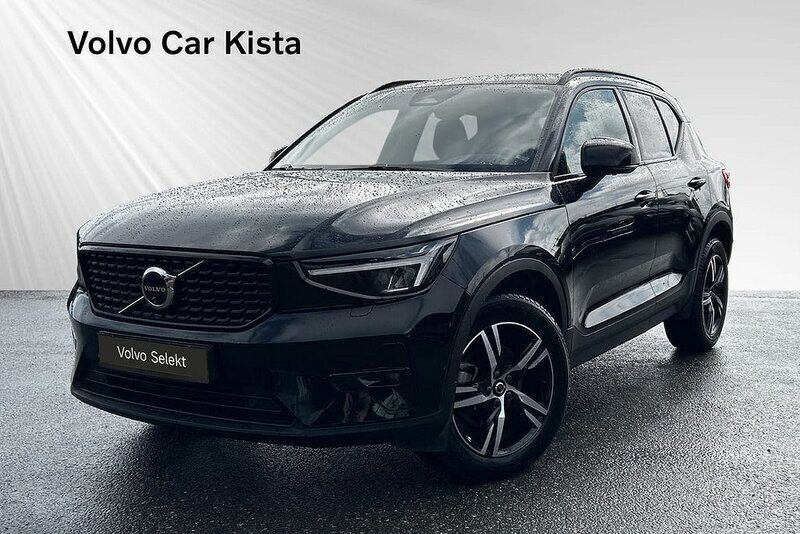 Svart Begagnad 2023 Volvo XC40 Plus SUV | 389 900 kr (Marknadspris) - Bild 1/2
