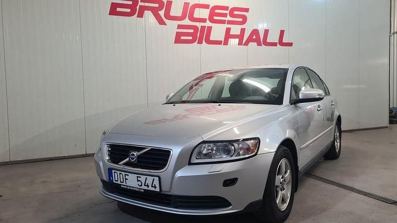 Grå Begagnad 2008 Volvo S40 Kinetic Sedan | 62 900 kr (Lite dyr) - Bild 1/4
