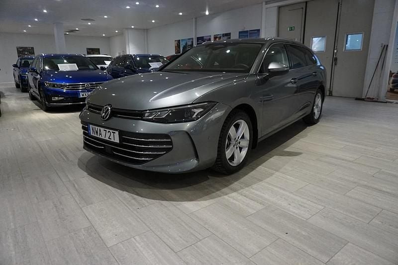 Mörkgrå Begagnad 2024 VW Passat Business Kombi | 379 000 kr (Dyr) - Bild 1/4