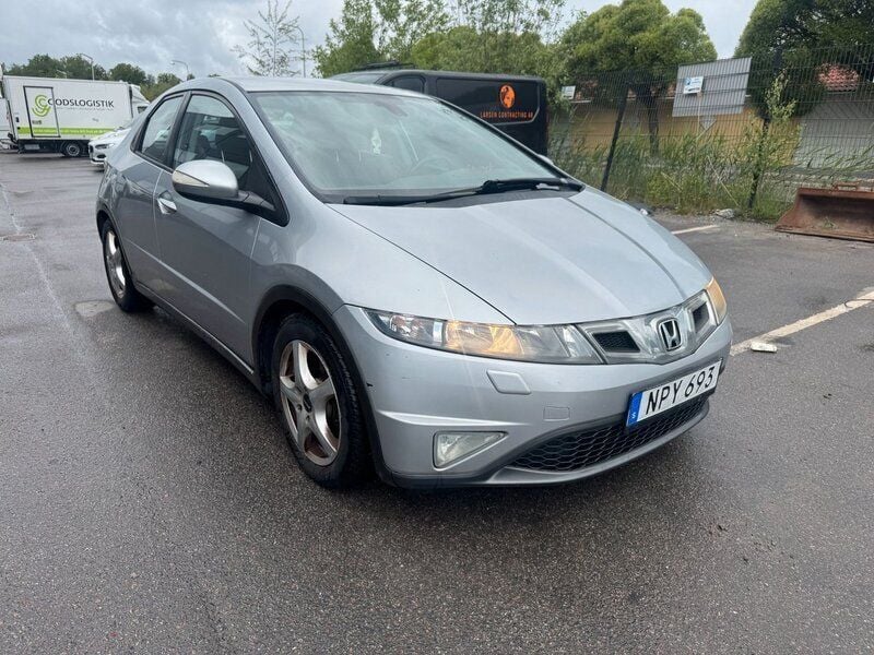 Silver Begagnad 2009 Honda Civic Sport Halvkombi | 34 900 kr (Bra pris) - Bild 1/4