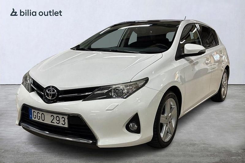Begagnad Toyota Auris Multidrive S 132 HK (97 kW) 2013 Vit Halvkombi