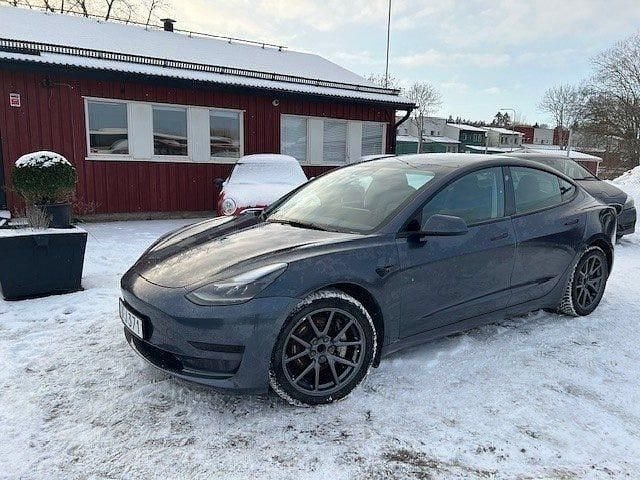 Begagnad Tesla Model 3 Standard Range Plus 239 kW (325 HK) 2021 Grå Sedan