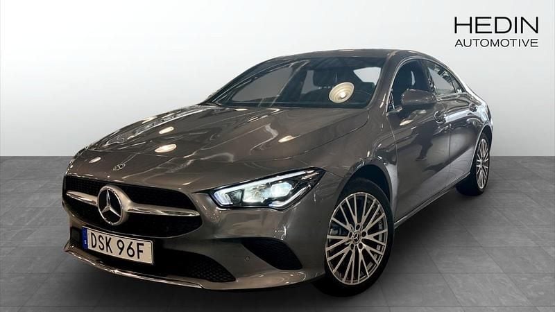 Mörkgrå (grey) Begagnad 2022 Mercedes CLA250e Sedan | 299 900 kr (Superpris) - Bild 1/4
