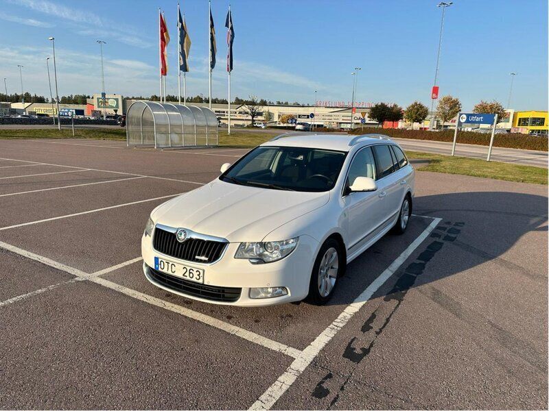 Vit Begagnad 2012 Skoda Superb Elegance Kombi | 84 900 kr (Marknadspris) - Bild 1/4