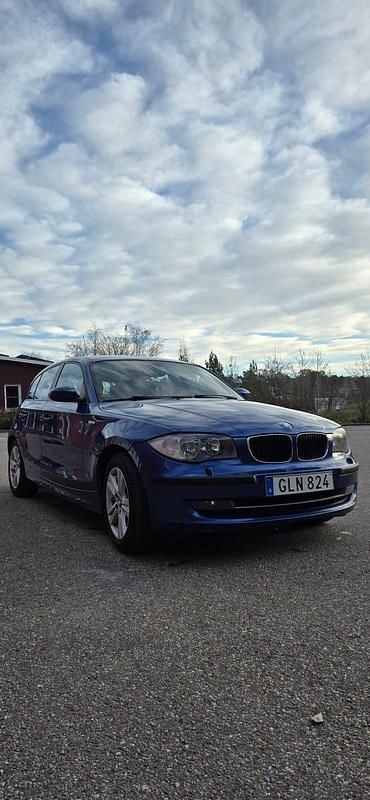 Begagnad 2008 BMW 118 Halvkombi | 73 600 kr (Lite dyr) - Bild 1/4