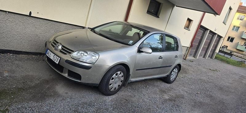 Brun Begagnad 2005 VW Golf IV Trendline Halvkombi | 21 000 kr (Bra pris) - Bild 1/4