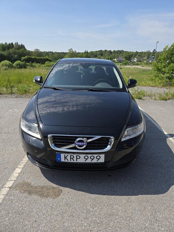 Svart Begagnad 2011 Volvo S40 Kinetic Sedan | 46 000 kr (Marknadspris) - Bild 1/4