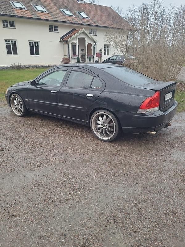 Begagnad 2004 Volvo S60 Sedan | 15 000 kr (Superpris) - Bild 1/3