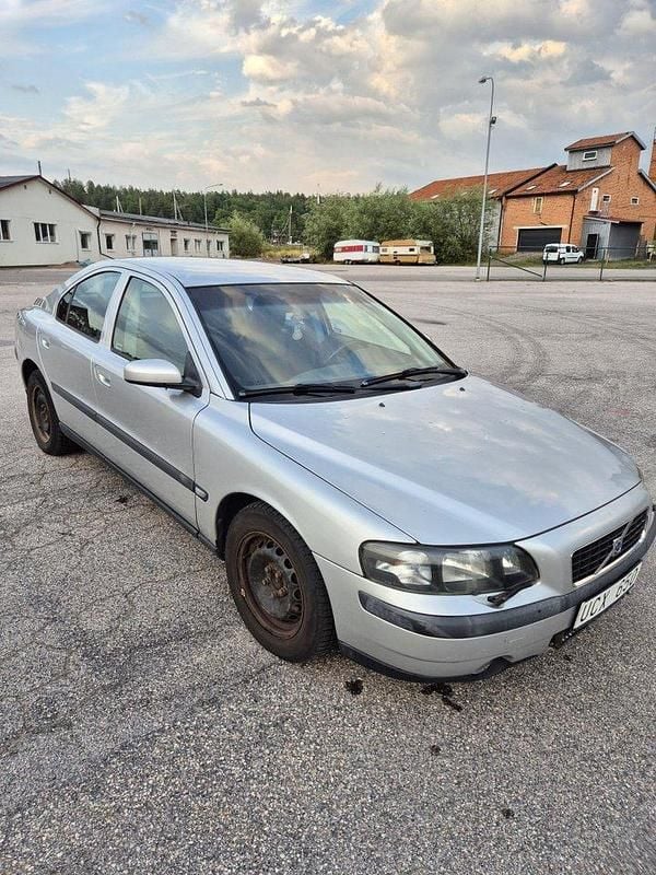 Grå Begagnad 2004 Volvo S60 Business Edition Sedan | 15 000 kr (Superpris) - Bild 1/4