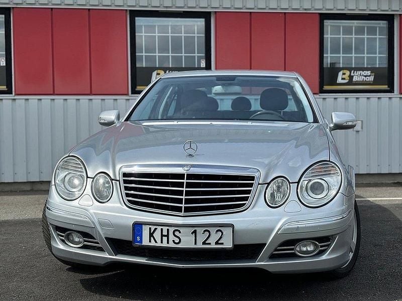 Silver Begagnad 2006 Mercedes E200 Avantgarde Sedan | 69 900 kr (Marknadspris) - Bild 1/4