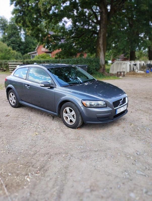 Grå Begagnad 2008 Volvo C30 Drive Kinetic Halvkombi | 37 500 kr (Marknadspris) - Bild 1/4