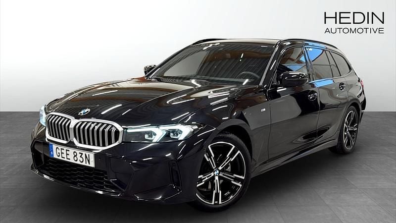 Svart Begagnad 2025 BMW 320 M Sport Kombi | 478 700 kr - Bild 1/4