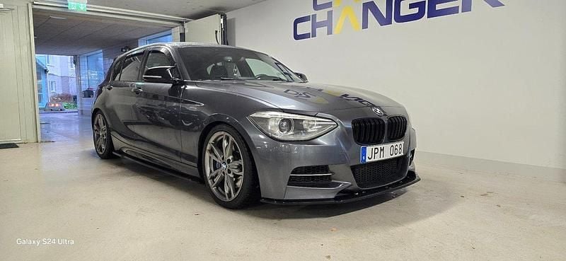 Grå Begagnad 2013 BMW M135 Halvkombi | 219 900 kr (Marknadspris) - Bild 1/4