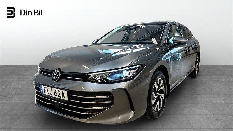 Mörkgrå Begagnad 2024 VW Passat Business Kombi | 349 900 kr (Marknadspris) - Bild 1/4
