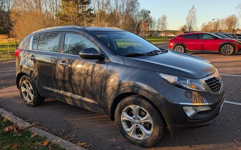 Grå Begagnad 2012 Kia Sportage Comfort SUV | 85 000 kr (Bra pris) - Bild 1/4