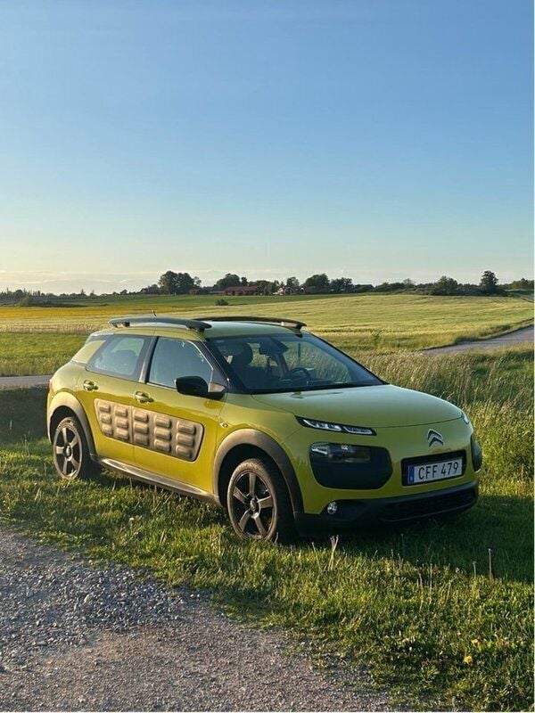 Gul Begagnad 2015 Citroën C4 Cactus PureTech Halvkombi | 58 000 kr (Bra pris) - Bild 1/4
